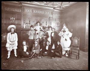 Un groupe en costume chez Mlle Morgenthau, 30 West 72nd Street, New York, 1906